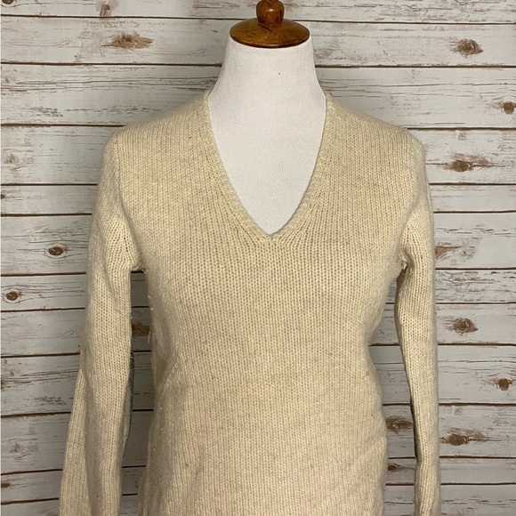 J. Crew classic cream 100% lambs wool V-neck sweater Size Medium - Picture 2 of 5